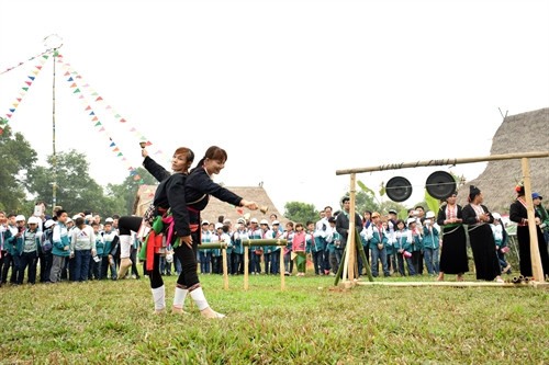 Đến với buổi lễ, du khách còn được thưởng thức các tiết mục văn nghệ đặc sắc. Trong ảnh: Nghệ nhân Đặng Huyền Thanh và Triệu Hải Yến với tiết mục múa “Mùa xuân trên bản Dao”