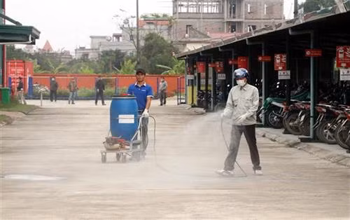 Phun thuốc khử khuẩn phòng ngừa dịch bệnh nCoV. Ảnh: Văn Đạt - TTXVN