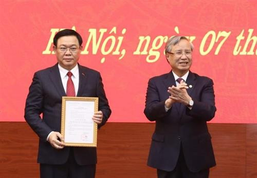 Thường trực Ban Bí thư Trần Quốc Vượng trao quyết định phân công đồng chí Vương Đình Huệ làm Bí thư Thành ủy Hà Nội. Ảnh: Văn Điệp - TTXVN Thường trực Ban Bí thư Trần Quốc Vượng trao quyết định phân công đồng chí Vương Đình Huệ làm Bí thư Thành ủy Hà Nội. Ảnh: Văn Điệp - TTXVN