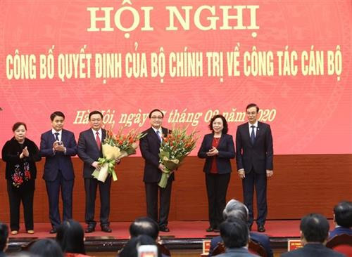 Lãnh đạo Thành ủy Hà Nội tặng hoa, chúc mừng hai đồng chí Vương Đình Huệ và Hoàng Trung Hải được phân công nhiệm vụ mới. Ảnh: Văn Điệp - TTXVN Lãnh đạo Thành ủy Hà Nội tặng hoa, chúc mừng hai đồng chí Vương Đình Huệ và Hoàng Trung Hải được phân công nhiệm vụ mới. Ảnh: Văn Điệp - TTXVN