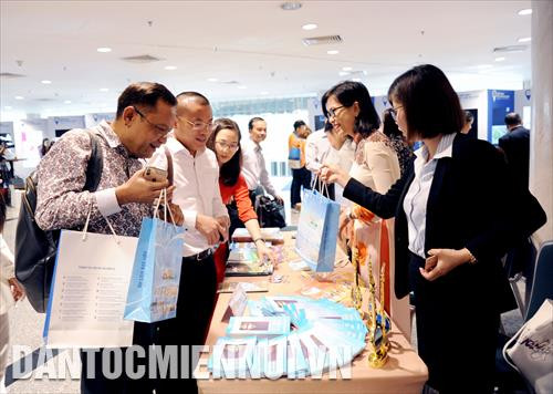 Các đại biểu tham quan các giang hàng giới thiệu tiềm năng du lịch TP.HCM và 13 tỉnh, thành ĐBSCL