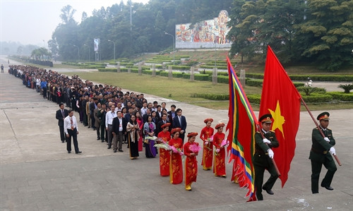 Đoàn đại biểu người có uy tín tiêu biểu vùng Tây Bắc dâng hương tại Đền Hùng tri ân công đức Tổ tiên. Ảnh: Trung Kiên – TTXVN.