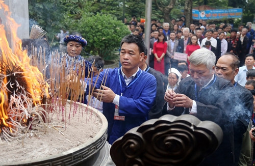 Đoàn đại biểu người có uy tín tiêu biểu vùng Tây Bắc dâng hương tại Đền Hùng tri ân công đức Tổ tiên. Ảnh: Trung Kiên – TTXVN.