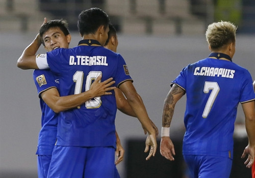 Niềm vui của các cầu thủ đội Thái Lan sau khi ghi bàn thắng vào lưới đội Singapore trong trận đấu thứ hai bảng A giải vô địch bóng đá Đông Nam Á (AFF Suzuki Cup 2016) chiều 22/11. AP/TTXVN Niềm vui của các cầu thủ đội Thái Lan sau khi ghi bàn thắng vào lưới đội Singapore trong trận đấu thứ hai bảng A giải vô địch bóng đá Đông Nam Á (AFF Suzuki Cup 2016) chiều 22/11. AP/TTXVN