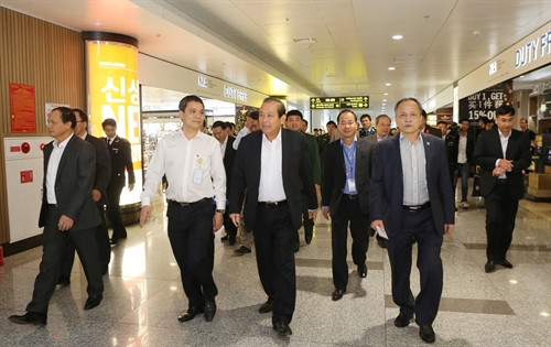 Phó Thủ tướng Trương Hòa Bình tại Cảng hàng không Quốc tế Nội Bài. Ảnh: Phương Hoa – TTXVN