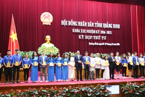 Ngày 5/12/2016, Hội đồng nhân dân tỉnh Quảng Ninh tổ chức khai mạc Kỳ họp thứ 4, khoá XIII nhằm kiểm điểm, đánh giá tình hình thực hiện kế hoạch phát triển kinh tế-xã hội năm 2016 và triển khai nhiệm vụ năm 2017. Bắt đầu từ kỳ họp thứ 3, HĐND tỉnh Quảng Ninh đã quyết định để học sinh, sinh viên được tham dự tất cả các phiên khai mạc. Ảnh:Văn Đức- TTXVN