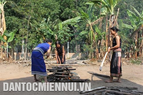 Công đoạn giã đất làm gốm của người Bahnar. Ảnh: Quang Thái Người Bahnar không nung gốm trong những lò chuyên dụng mà nung gốm trong đống lửa lộ thiên. Nơi nung gốm thường kín gió và cách xa những thứ dễ bắt lửa. Ảnh: Văn Nhưng