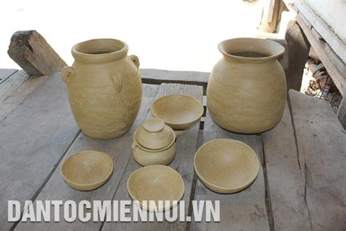 Sản phẩm gốm được phơi, khi thấy sản phẩm đạt đến độ khô vừa phải, người thợ gốm Bahnar sẽ vẽ lên đó các họa tiết hoa văn rồi lại đem phơi tiếp. Ảnh: Văn Nhưng