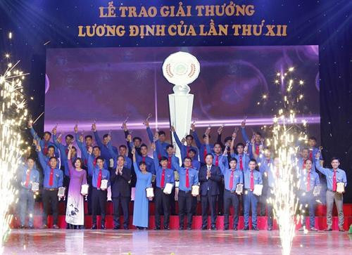 Trưởng Ban Kinh tế Trung ương Nguyễn Văn Bình và Bí thư Thứ nhất Trung ương Đoàn TNCS Hồ Chí Minh Lê Quốc Phong tuyên dương các Nhà nông trẻ xuất sắc. Ảnh: Văn Điệp – TTXVN Trưởng Ban Kinh tế Trung ương Nguyễn Văn Bình và Bí thư Thứ nhất Trung ương Đoàn TNCS Hồ Chí Minh Lê Quốc Phong tuyên dương các Nhà nông trẻ xuất sắc. Ảnh: Văn Điệp – TTXVN