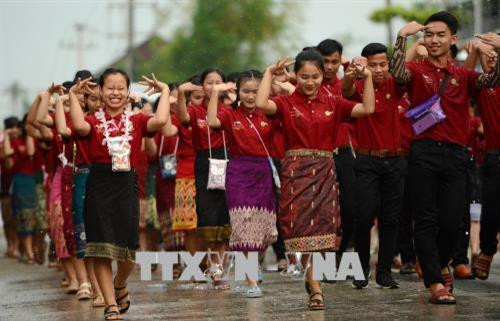 Người dân tham gia diễu hành trong Tết té nước tại Luang Prabang, Lào ngày 15/4. THX/TTXVN
