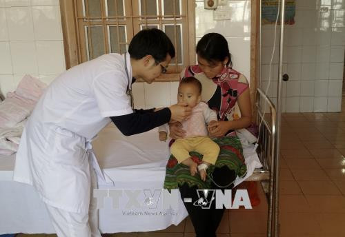 Bác sĩ Nguyễn Văn Hiếu đang khám bệnh cho bệnh nhân. Ảnh: TTXVN phát Bác sĩ Nguyễn Văn Hiếu đang khám bệnh cho bệnh nhân. Ảnh: TTXVN phát