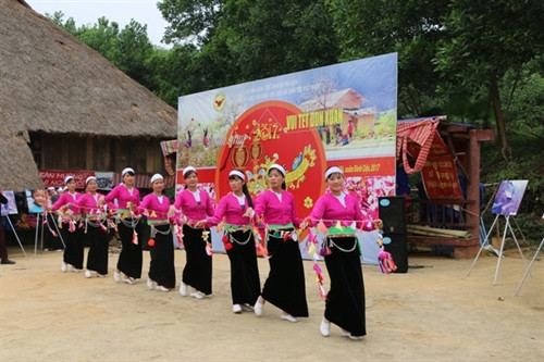 Người Mường múa còn vui Hội. Người Mường múa còn vui Hội.