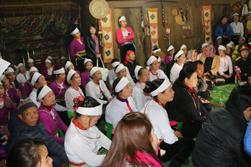Đồng bào Mường cùng du khách dự lễ cúng Vía đầu năm. Đồng bào Mường cùng du khách dự lễ cúng Vía đầu năm.