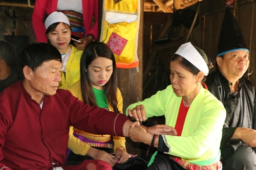 Tục buộc chỉ cổ tay trong lễ cúng Vía của người Mường. Tục buộc chỉ cổ tay trong lễ cúng Vía của người Mường.