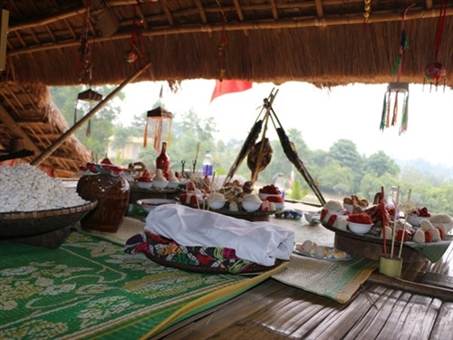 Mâm cúng trong lễ "Vía" của đồng bào Mường. Mâm cúng trong lễ "Vía" của đồng bào Mường.