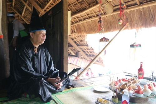 Thầy Mo làm lễ cúng Vía. Thầy Mo làm lễ cúng Vía.