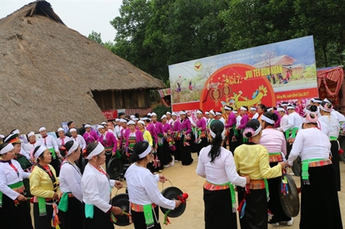 Màn diễn tấu cồng chiêng vô cùng đặc sắc của người Mường. Màn diễn tấu cồng chiêng vô cùng đặc sắc của người Mường.