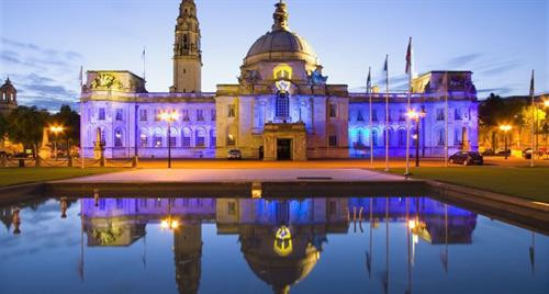 Bảo tàng Sherlock Holmes: Trong tiểu thuyết của nhà văn Conan Doyle, thám tử Sherlock Holmes sống ở số nhà 221B phố Baker (Westminster, London) cùng người bạn thân là bác sĩ Watson. Giống như nhân vật thám tử tài ba, đây là địa chỉ hư cấu. Tuy nhiên, một bảo tàng dành cho nhân vật Sherlock Holmes đã được dựng lên trên con phố này, nằm giữa số nhà 241 và 237. Bảo tàng được bày biện, trang trí các đồ vật sinh hoạt hàng ngày quen thuộc của Holmes và Watson. Ảnh: Hotelsbrit. Quán rượu Sherlock Holmes ở đường Northumberland là nơi hoàn hảo để người hâm mộ có thể dùng bữa. Tòa nhà được thiết kế theo phong cách quán rượu thời Victoria, bài trí những vật lưu niệm liên quan đến Sherlock Holmes và vật chứng quan trọng trong một số vụ phá án nổi tiếng nhất. Du khách sẽ được phục vụ bữa tối chủ nhật bên cạnh bản sao văn phòng làm việc của Holmes. Ảnh: Thesherlockspubs. Bệnh viện St Bartholomew: nơi mà Sherlock Holmes và tiến sĩ Watson gặp nhau lần đầu tiên và là nơi diễn ra những cảnh kịch tính ở phần hai của loạt phim về Holmes phát sóng trên kênh BBC. Ảnh: Sinclair Johnston. Vườn quốc gia Dartmoor: Năm 1901, nhà văn Conan Doyle đến thăm vườn quốc gia Dartmoor ở Devon. Mỗi ngày, ông đi khoảng 25 km để tìm nguồn cảm hứng. Sau đó, cuốn tiểu thuyết nổi tiếng trong loạt truyện Sherlock Holmes - Con chó săn của dòng họ Baskerville- đã ra đời. Khu rừng âm u, ảm đạm, ngôi nhà cô đơn trên đồi nhỏ trong khu vườn quốc gia Dartmoor cũng được chọn làm bối cảnh cho nhiều bộ phim về Holmes sau này. Ảnh: Visitdartmoor. Khách sạn Baskerville Hall: Khách sạn Baskerville Hall ở Mid Wales hiện nay được cho là nguyên mẫu của lâu đài Baskerville trong cuốn “Con chó săn của dòng họ Baskerville”. Ngôi nhà được ngài Thomas Mynors Baskerville xây dựng năm 1839 dành cho người vợ thứ hai là Elizabeth. Nhà văn Conan Doyle thường đến đây và tìm hiểu về một truyền thuyết địa phương liên quan đến chó săn. Tuy nhiên, theo yêu cầu của bạn mình, Doyle đã ghi tên lâu đài nằm ở Devon để “tránh xa khách du lịch”. Ảnh: Dirt Mountain Bike Magazine. Edinburgh, Scotland: Edinburgh là nơi nhà văn Conan Doyle ra đời năm 1859. Ông đã sống và làm việc ở đây nhiều năm trước khi chuyển đến London. Tại Edinburgh, du khách có thể đến thăm bức tượng Sherlock Holmes bằng đồng bên ngôi nhà thời thơ ấu của tác giả. Trong ảnh là cảnh đẹp của Scotland. Ảnh: VisitScotland. Lâu đài Cardiff, xứ Wales: Lâu đài Cardiff là nơi quay cảnh đối đầu với nhân vật Moriarty. Du khách đến đây có thể tham gia các tour tham quan lâu đài và nhiều cảnh đẹp khác ở Wales. Ảnh: British Medical Ultrasound Society. Thành phố Bristol: Thành phố Bristol ở tây Nam nước Anh cũng là một địa điểm được chọn làm bối cảnh của bộ phim về Holmes phát trên kênh BBC. Các tập phim được quay ở đây là The Empty Hearse, cảnh lễ cưới của bác sĩ Watson và Mary và cảnh về cuộc gặp gỡ của Holmes với Moriarty. Ảnh: Visit Bristol. Bảo tàng Sherlock Holmes: Trong tiểu thuyết của nhà văn Conan Doyle, thám tử Sherlock Holmes sống ở số nhà 221B phố Baker (Westminster, London) cùng người bạn thân là bác sĩ Watson. Giống như nhân vật thám tử tài ba, đây là địa chỉ hư cấu. Tuy nhiên, một bảo tàng dành cho nhân vật Sherlock Holmes đã được dựng lên trên con phố này, nằm giữa số nhà 241 và 237. Bảo tàng được bày biện, trang trí các đồ vật sinh hoạt hàng ngày quen thuộc của Holmes và Watson. Ảnh: Hotelsbrit. Quán rượu Sherlock Holmes ở đường Northumberland là nơi hoàn hảo để người hâm mộ có thể dùng bữa. Tòa nhà được thiết kế theo phong cách quán rượu thời Victoria, bài trí những vật lưu niệm liên quan đến Sherlock Holmes và vật chứng quan trọng trong một số vụ phá án nổi tiếng nhất. Du khách sẽ được phục vụ bữa tối chủ nhật bên cạnh bản sao văn phòng làm việc của Holmes. Ảnh: Thesherlockspubs. Bệnh viện St Bartholomew: nơi mà Sherlock Holmes và tiến sĩ Watson gặp nhau lần đầu tiên và là nơi diễn ra những cảnh kịch tính ở phần hai của loạt phim về Holmes phát sóng trên kênh BBC. Ảnh: Sinclair Johnston. Vườn quốc gia Dartmoor: Năm 1901, nhà văn Conan Doyle đến thăm vườn quốc gia Dartmoor ở Devon. Mỗi ngày, ông đi khoảng 25 km để tìm nguồn cảm hứng. Sau đó, cuốn tiểu thuyết nổi tiếng trong loạt truyện Sherlock Holmes - Con chó săn của dòng họ Baskerville- đã ra đời. Khu rừng âm u, ảm đạm, ngôi nhà cô đơn trên đồi nhỏ trong khu vườn quốc gia Dartmoor cũng được chọn làm bối cảnh cho nhiều bộ phim về Holmes sau này. Ảnh: Visitdartmoor. Khách sạn Baskerville Hall: Khách sạn Baskerville Hall ở Mid Wales hiện nay được cho là nguyên mẫu của lâu đài Baskerville trong cuốn “Con chó săn của dòng họ Baskerville”. Ngôi nhà được ngài Thomas Mynors Baskerville xây dựng năm 1839 dành cho người vợ thứ hai là Elizabeth. Nhà văn Conan Doyle thường đến đây và tìm hiểu về một truyền thuyết địa phương liên quan đến chó săn. Tuy nhiên, theo yêu cầu của bạn mình, Doyle đã ghi tên lâu đài nằm ở Devon để “tránh xa khách du lịch”. Ảnh: Dirt Mountain Bike Magazine. Edinburgh, Scotland: Edinburgh là nơi nhà văn Conan Doyle ra đời năm 1859. Ông đã sống và làm việc ở đây nhiều năm trước khi chuyển đến London. Tại Edinburgh, du khách có thể đến thăm bức tượng Sherlock Holmes bằng đồng bên ngôi nhà thời thơ ấu của tác giả. Trong ảnh là cảnh đẹp của Scotland. Ảnh: VisitScotland. Lâu đài Cardiff, xứ Wales: Lâu đài Cardiff là nơi quay cảnh đối đầu với nhân vật Moriarty. Du khách đến đây có thể tham gia các tour tham quan lâu đài và nhiều cảnh đẹp khác ở Wales. Ảnh: British Medical Ultrasound Society. Thành phố Bristol: Thành phố Bristol ở tây Nam nước Anh cũng là một địa điểm được chọn làm bối cảnh của bộ phim về Holmes phát trên kênh BBC. Các tập phim được quay ở đây là The Empty Hearse, cảnh lễ cưới của bác sĩ Watson và Mary và cảnh về cuộc gặp gỡ của Holmes với Moriarty. Ảnh: Visit Bristol.