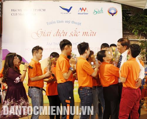 Các họa sĩ khiếm thính tặng hoa thầy, cô giáo tại lễ khai mạc triển lãm