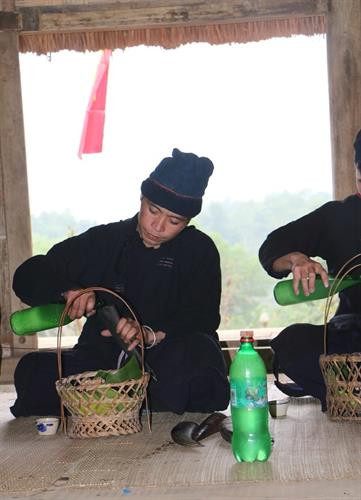 Rượu và sừng trâu là những thứ không thể thiếu trong tết Khu Cù Tê của người La Chí.