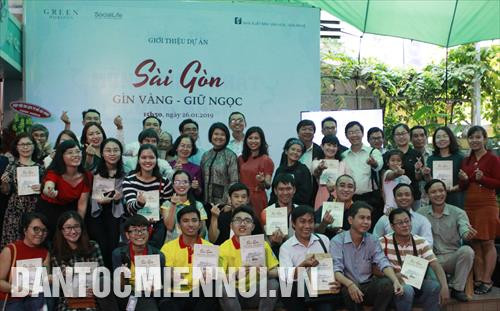 Các nhà sưu tầm, nhà nghiên cứu văn hóa chụp ảnh kỷ niệm cùng các độc giả