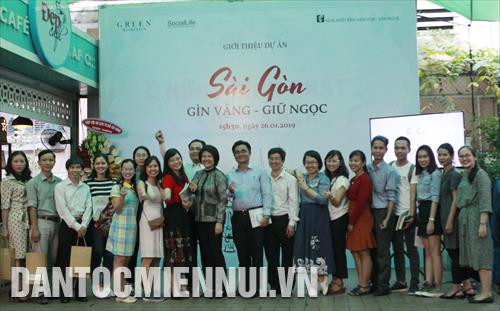 Các nhà sưu tầm, nhà nghiên cứu văn hóa chụp ảnh kỷ niệm cùng các độc giả