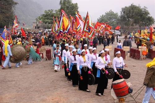 Trong các lễ hội truyền thống của người Mường, phần lễ đều do các ông Mo tiến hành sau đó mới sang phần hội. Trong các lễ hội truyền thống của người Mường, phần lễ đều do các ông Mo tiến hành sau đó mới sang phần hội.