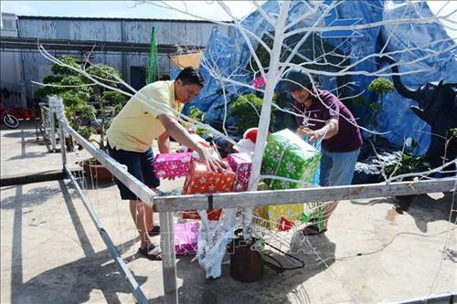 Giáo dân giáo xóm Thánh Tâm, thuộc giáo xứ Vinh Đức, thị xã Buôn Hồ chuẩn bị tỉ mỉ cho hang đá của giáo xóm. Ảnh: Hoài Thu - TTXVN Giáo dân giáo xóm Thánh Tâm, thuộc giáo xứ Vinh Đức, thị xã Buôn Hồ chuẩn bị tỉ mỉ cho hang đá của giáo xóm. Ảnh: Hoài Thu - TTXVN