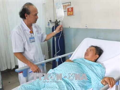 Chăm sóc cho một bệnh nhân viêm tụy cấp do uống bia rượu quá nhiều. Ảnh: Đinh Hằng – TTXVN