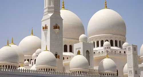 Đền thờ Hồi giáo Sheikh Zayed ở Abu Dhabi, Các Tiểu vương quốc Arab thống nhất (UAE) là đền thờ Hồi giáo lớn nhất ở nước này. Ngôi đền do 1 kiến trúc sư Syria thiết kế và được xây từ năm 1996 đến 2007. Công trình bao phủ một diện tích hơn 12ha. Đền thờ Hồi giáo Sheikh Zayed ở Abu Dhabi, Các Tiểu vương quốc Arab thống nhất (UAE) là đền thờ Hồi giáo lớn nhất ở nước này. Ngôi đền do 1 kiến trúc sư Syria thiết kế và được xây từ năm 1996 đến 2007. Công trình bao phủ một diện tích hơn 12ha.