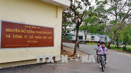 Trường Tiểu học Tân Thông Hội được xây dựng mới và đi vào hoạt động từ năm 2010 từ nguồn đóng góp của các mạnh thường quân do cố Thủ tướng Chính phủ Phan Văn Khải vận động, tạo điều kiện cho con em trong vùng được học tập tốt hơn. Ảnh: Thế Anh - TTXVN