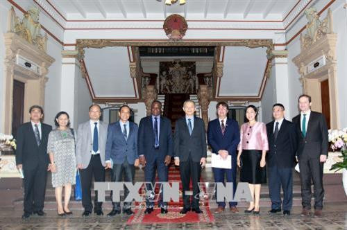 Phó Chủ tịch UBND Thành phố Hồ Chí Minh Lê Văn Khoa với ông Adama Ouane, Giám đốc Tổ chức quốc tế Pháp ngữ cùng các đại biểu. Ảnh: Thanh Vũ-TTXVN