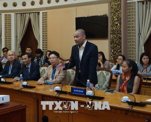 Ông John Trần (Việt kiều Mỹ) chia sẻ tại buổi gặp lãnh đạo Thành phố Hồ Chí Minh. Ảnh: Thu Hoài – TTXVN Ông John Trần (Việt kiều Mỹ) chia sẻ tại buổi gặp lãnh đạo Thành phố Hồ Chí Minh. Ảnh: Thu Hoài – TTXVN