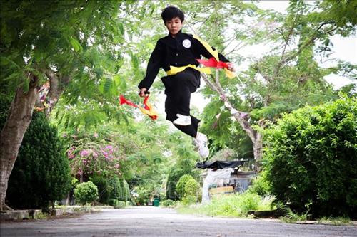 Môn sinh võ Gò Công thực hiện bài song nhuyễn tiên. Ảnh: Nam Thái – TTXVN Môn sinh võ Gò Công thực hiện bài song nhuyễn tiên. Ảnh: Nam Thái – TTXVN