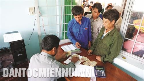 Hỗ trợ đồng bào xã Ngọc Linh, huyện Đăk Glei tiền điện theo tiêu chí thu nhập chuẩn nghèo tiếp cận đa chiều. Ảnh: An Thành Đạt - TTXVN