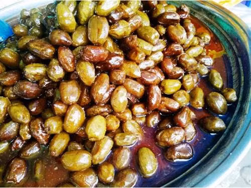 Cà na ngào đường cũng là món ăn hấp dẫn.