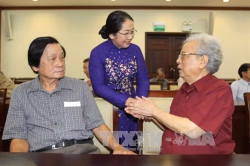 Phó Bí thư Thành ủy TP. Hồ Chí Minh Nguyễn Thị Dung với văn nghệ sĩ. Ảnh: Thanh Vũ-TTXVN