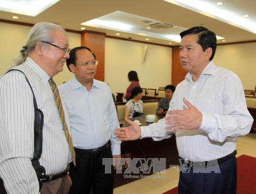 Bí thư Thành ủy TP. Hồ Chí Minh Đinh La Thăng với văn nghệ sĩ thành phố. Ảnh: Thanh Vũ-TTXVN Bí thư Thành ủy TP. Hồ Chí Minh Đinh La Thăng với văn nghệ sĩ thành phố. Ảnh: Thanh Vũ-TTXVN