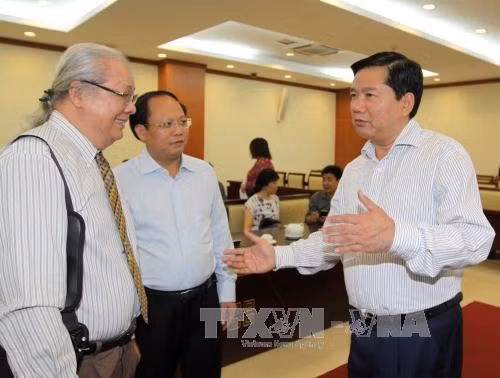 Bí thư Thành ủy TP. Hồ Chí Minh Đinh La Thăng với văn nghệ sĩ thành phố. Ảnh: Thanh Vũ-TTXVN