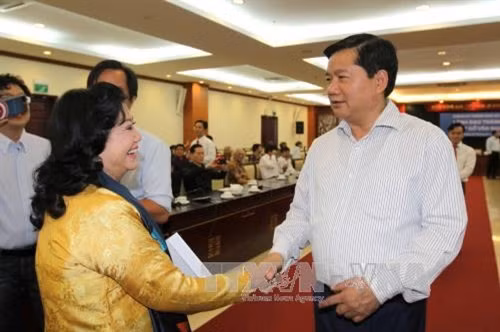 Bí thư Thành ủy TP. Hồ Chí Minh Đinh La Thăng với văn nghệ sĩ thành phố. Ảnh: Thanh Vũ-TTXVN