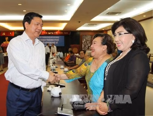 Bí thư Thành ủy TP. Hồ Chí Minh Đinh La Thăng với văn nghệ sĩ thành phố. Ảnh: Thanh Vũ-TTXVN