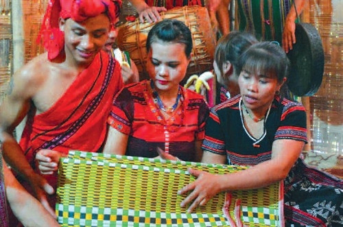 Trao chiếu làm của hồi môn.