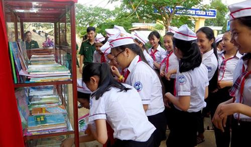 Các em HS Trường THCS Bình Hải vui mừng với "Tủ sách thanh niên nâng bước em đến trường". Ảnh: cadn.com.vn Các em HS Trường THCS Bình Hải vui mừng với "Tủ sách thanh niên nâng bước em đến trường". Ảnh: cadn.com.vn