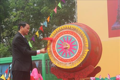 Phó Bí thư tỉnh ủy tỉnh Thanh Hóa Đỗ Minh Tuấn đánh trống khai hội Lễ hội Lê Hoàn 2019. Ảnh: Hoa Mai - TTXVN