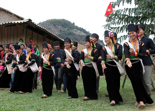 Điệu múa dân gian “Gieo hạt” của dân tộc Khơ Mú (đội văn nghệ bản Noong Lay, huyện Thuận Châu (Sơn La).