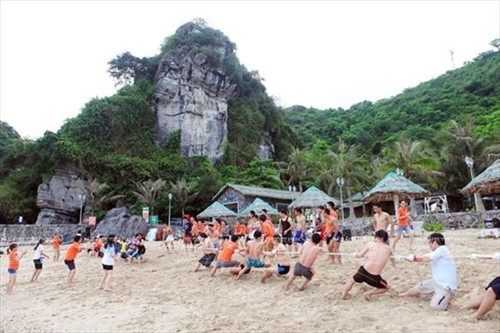 Bãi cát bằng phẳng, sạch là địa điểm lý tưởng cho các môn thể thao trên cát. Ảnh: Trần Thanh Giang