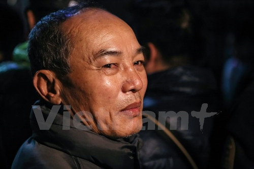 Ông Trịnh Ngọc Quang (Phúc Tân, Hoàn Kiếm) chia sẻ, ông chắc sẽ phải quay về vì lúc 3 giờ đến đã có rất nhiều người xếp hàng từ trước. (Ảnh: Minh Sơn/Vietnam+)
