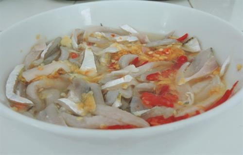 Gỏi cá trích Nam Ô bình dân mà sang trọng ảnh 1 Gỏi cá trích Nam Ô bình dân mà sang trọng ảnh 1