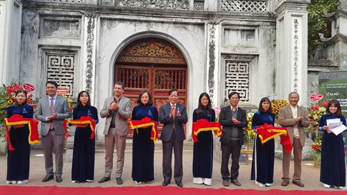 Cắt băng khai trương hệ thống biển chỉ dẫn thuyết minh tự động và phòng vé. Ảnh: Đinh Thuận - TTXVN Cắt băng khai trương hệ thống biển chỉ dẫn thuyết minh tự động và phòng vé. Ảnh: Đinh Thuận - TTXVN