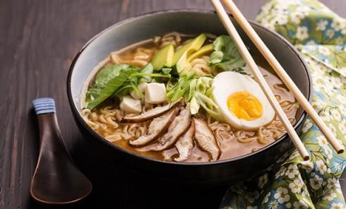 Ở Nhật Bản, đừng ngại húp thật to khi thưởng thức những bát mì ramen ngon lành.